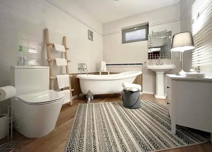 בית נופש 44 George House - Pool, Jacuzzi, Sauna, View